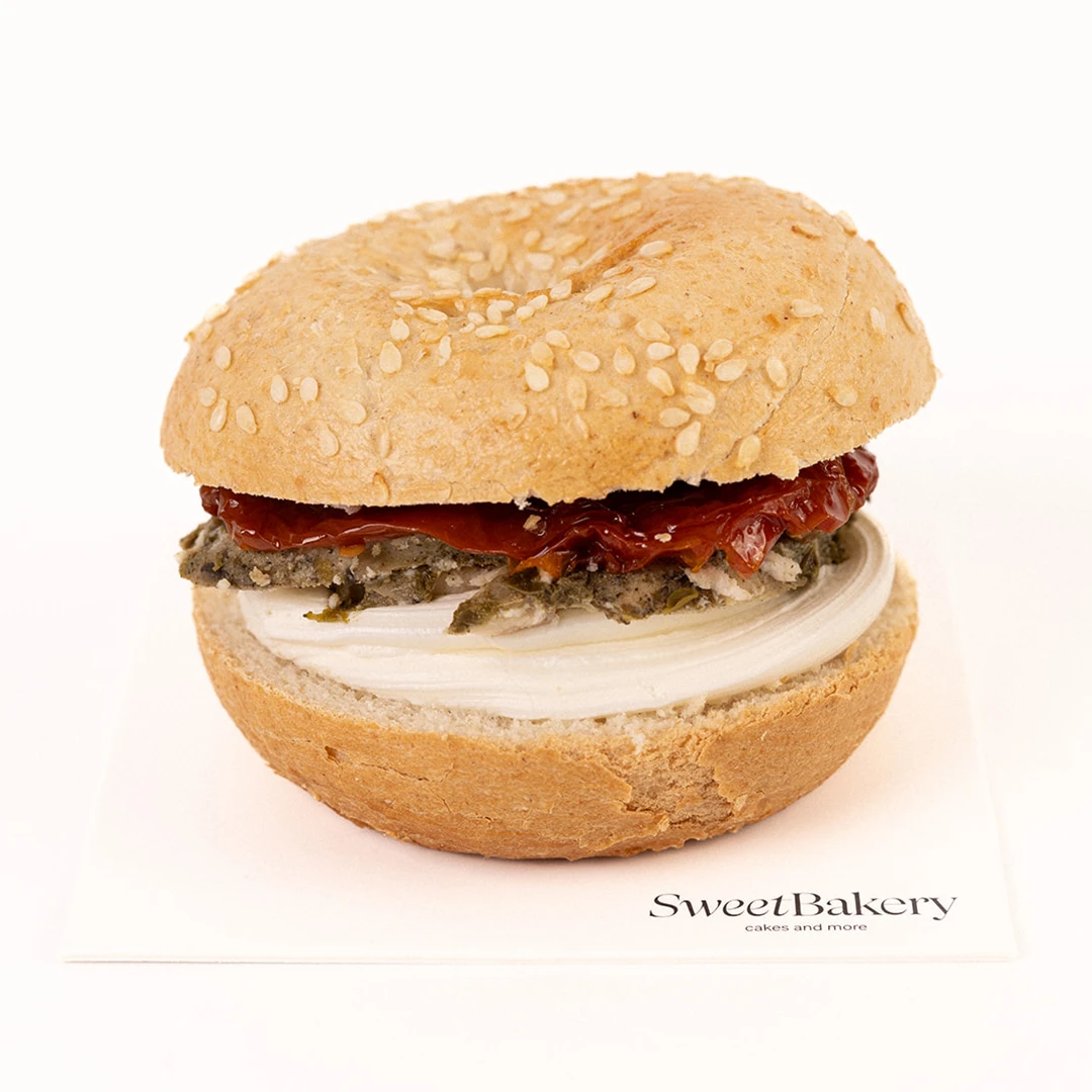 Bagel de pechuga de pollo a las finas hierbas y crema de queso con tomate seco